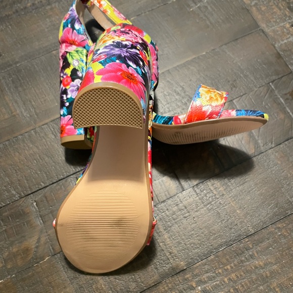 Brand New Gorgeous Steve Madden Block Heels - Size 6.5 - Picture 3 of 3